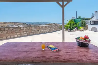 Image de Belle maison en pierre à Tripiti, 3 chambres pour 6 personnes. (ΕΣΛ 1172k92001194801)