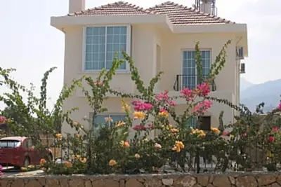 Image de Piscine privée et magnifique vue mer et montagne
