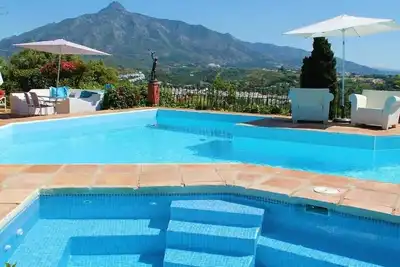Image de Villa privée à Puerto Banus située sur son propre jardin clos, grande piscine privative et Jacuzzi
