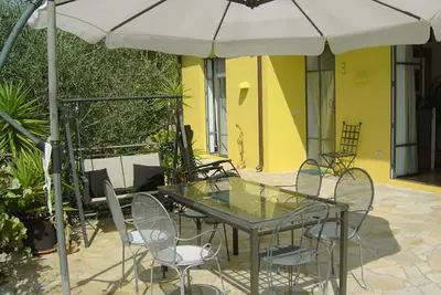 Image de Villa de style avec vue sur la mer dans un cadre somptueux