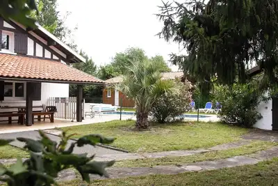 Image de Magnifique villa fraichement rénovée avec piscine privative et terrain arboré.