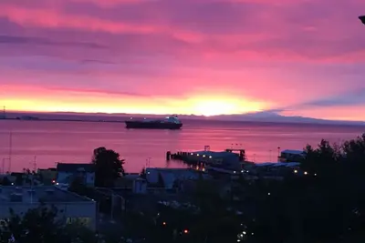 Image de Vues sur le grand port, à pied du Victoria Ferry et du centre-ville, appartement spacieux!