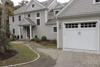 Image de Maison Cotuit avec une piscine creusée moins un pâté de maisons de la plage