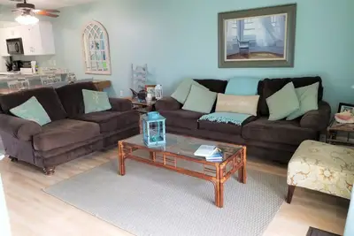 Image de * Beau 2 Br / 2ba en face de la plage! *Bassin! * Wifi! * Équipement de plage *