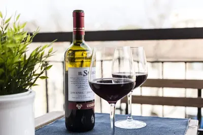 Image de Lumière et bois près de la tour