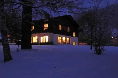 Grand chalet et jardin dans village à 5mn de toutes les activités -6 ch -14 pers