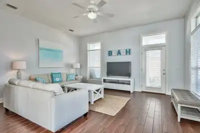 Image de Parfait 3 Br Cottage à Maravilla! Étapes à la plage! Meilleur emplacement! Deux piscines!