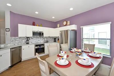 Image de À la maison! 4 chambres, 3 salles de bain avec piscine privée dans la station balnéaire