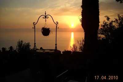 Image de Villa avec vue spectaculaire sur la mer, piscine dans un jardin avec vue sur la mer