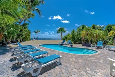 Image de Gated Oceanfront 1. 8 acres de domaine sur Millionaire's Row, piscine privée d'eau salée