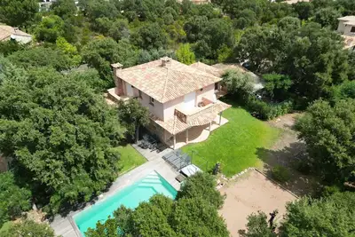 Image de Villa avec piscine chauffée, terrain de foot et de pétanque.