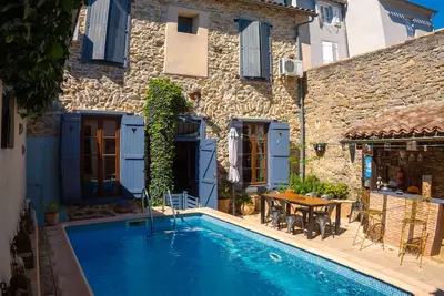 Image de Tres Belle Maison De Ville En Pierre Avec Piscine Chauffee