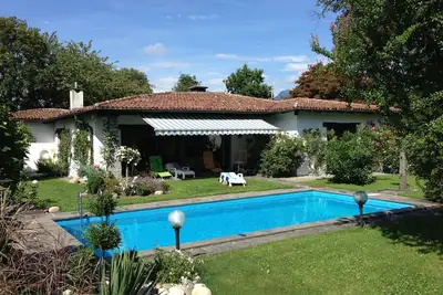 Image de Villa Avec Piscine et Grand Jardin, Garage Pour Deux Voitures et Parking