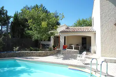 Image de jolie maison individuelle, vue Ventoux, piscine privée, garage.