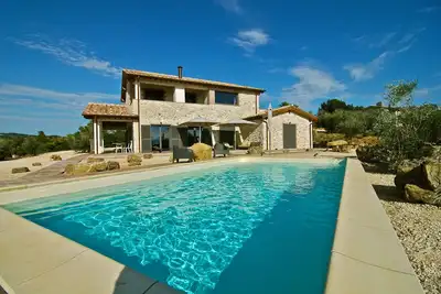 Image de Domaine avec piscine proche du bord de mer et des sources chaudes