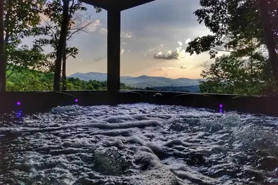 Image de 2 Br / 2. 5 Ba, 8 personnes, bain à remous, cheminée, Wifi, table de billard, cheminée à bois, XBox