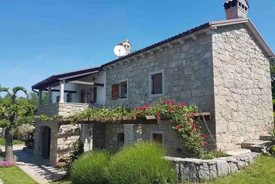 Image de Belle maison récemment rénovée près de la plus petite ville du monde Hum