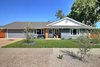 Image de Maison de style ranch moderne à 2 pâtés de maisons du lac Los Carneros