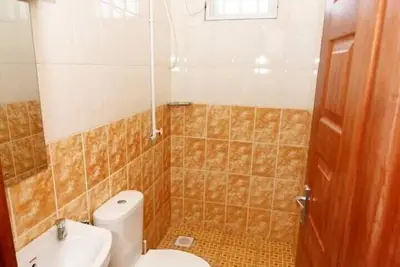 Image de Appartements de 3 chambres luxueusement meublés dans un quartier chic.