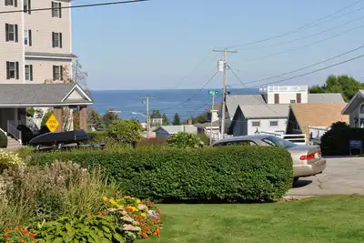 Image de Condo récemment rénové au deuxième étage, avec vue sur l'océan. 5 minutes de la plage.