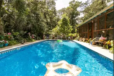 Suz'EnSuite Cozy Close-in Kitchenette Pool Private Garden Escape!