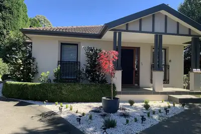 Image de Fabuleuse villa dans le centre de Bowral avec cheminée, tout le confort moderne