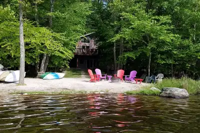 Image de Échapper aux Poconos! 5 chambres spacieuses sur le lac - Bateaux, salle de jeux, bain à remous
