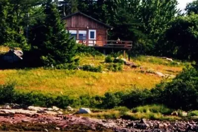 Image de Privé Cottage Waterfront Redwood sur Harbor Près Acadia (Schoodic Point)