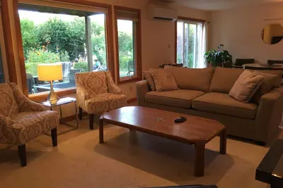 Image de Privé et spacieux 2 Cac / 1 Sdb avec cuisine, salon et salle à manger près de Osu