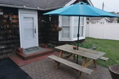 Image de Cozy Beach Cottage à l'arrière de la propriété. Juste 4 blocs de la plage!
