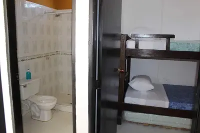 Image de Roaming Sudamerica Hostel esta ubicada a media cuadra de la playa de Taganga.