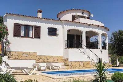 Image de Villa de trois chambres avec piscine, vue mer et Internet