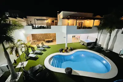 Image de Pure Luxury Villa de 4 chambres et 5 salles de bains avec piscine chauffée, climatisation et bain à remous