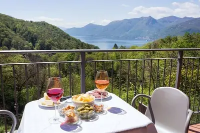Image de Superbe villa de lacs italiens avec vue sur le lac. Un Barbecue. Wifi. Console de jeux Wii.