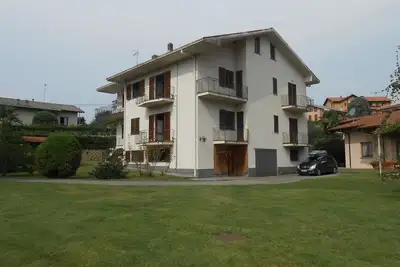 Image de Grande maison avec jardin, parking et terrain de football