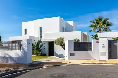 Image de Superbe villa neuve avec piscine privée / vue sur la mer, proche de la plage