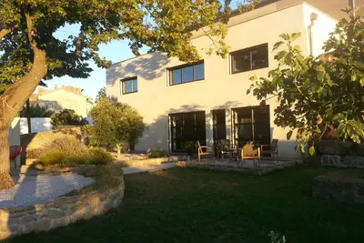 Image de Belle Maison Contemporaine Avec Piscine Situee Dans Un Environnement Calme