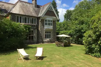 Image de Maison de campagne avec Bluebell bois dans le parc national de Dartmoor