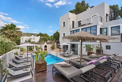 Image de Villa de luxe avec piscine privée chauffée et vue sur la mer, à 5 minutes à pied de la plage