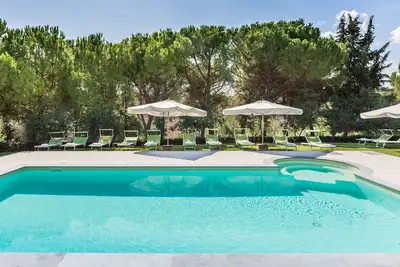 Image de Villa Lorena avec piscine, entourée d'un parc d'oliviers, à seulement 15 km de la plage de Senigallia