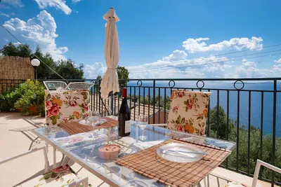 Image de Villa spacieuse, grande piscine privée, vue fantastique sur la mer, WiFi. A / C