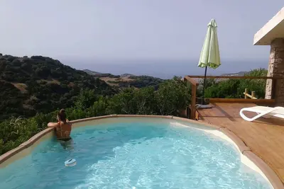 Image de Maison avec piscine privée et court de tennis. Vue sur la mer