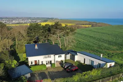 Image de Maison de charme rénovée sur falaise, vue unique sur la mer