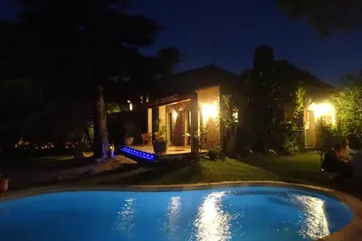 Image de Marseille: villa avec piscine et grand jardin arboré dans un quartier très calme