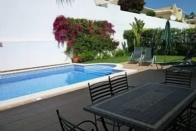 Image de Villa Familiale Avec Piscine Et Jardins Chauffés Privés