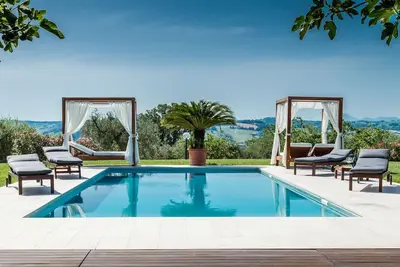 Image de Villa Roberta avec piscine et parc, entourée par la campagne, à seulement 20 minutes des plages de Fano