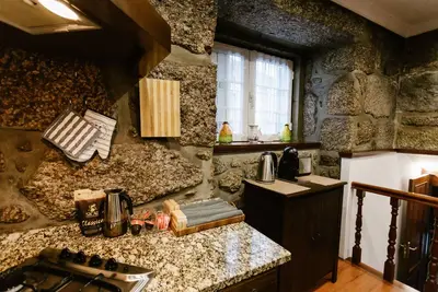 Image de Maison familiale 3 min. du centre avec garage, wifi, climatisation, etc.