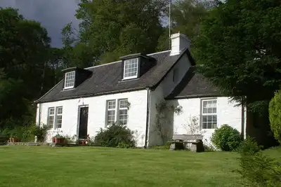 Image de Dubh Loch Cottage sur les rives du Loch Lomond. Grand jardin et ruisseau