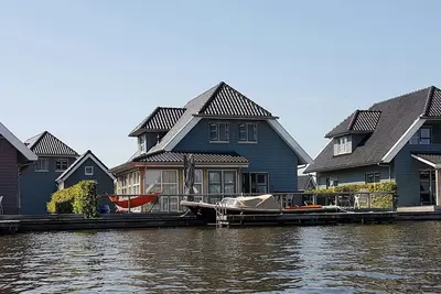 10 personnes Villa de luxe avec un quai privé au Sneekermeer.
