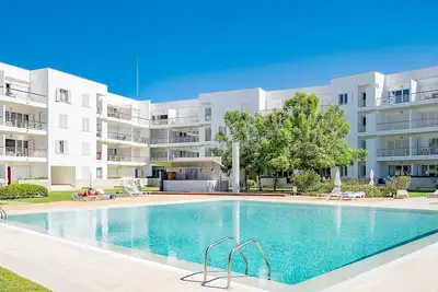 Image de Appartement avec Wi-Fi | A / C | piscine partagée | sur la marina [Rlag18]